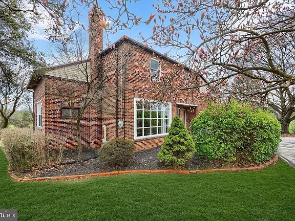 3rd image of 990 E Canal Rd