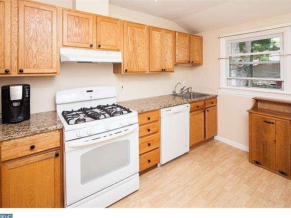 5th image of 24 Windflower Dr