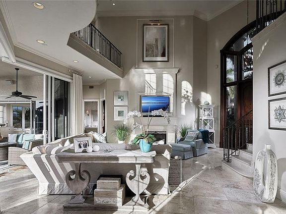 5th image of 980 Hyacinth Ct