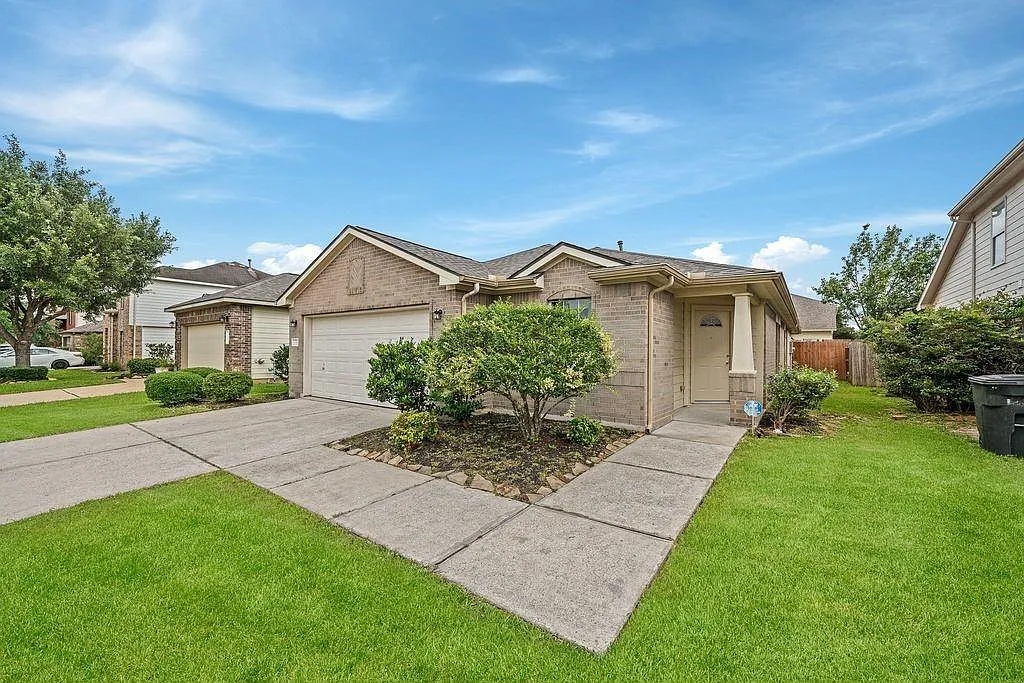 4 bed, 2.0 bath, 1990 sqft, $2,450 — Photo 3