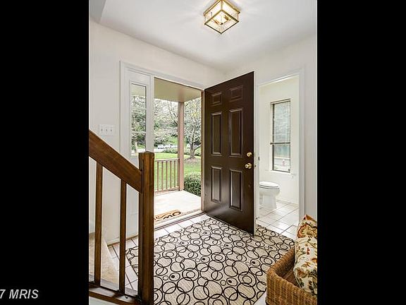 Spacious foyer entryway!