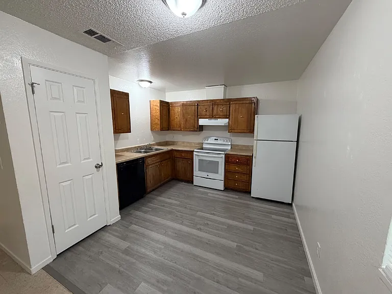 2553 Glen Ave — Photo 11