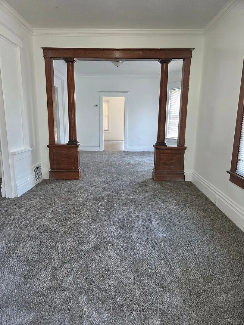 3 Bedroom with New Flooring ! — Photo 3