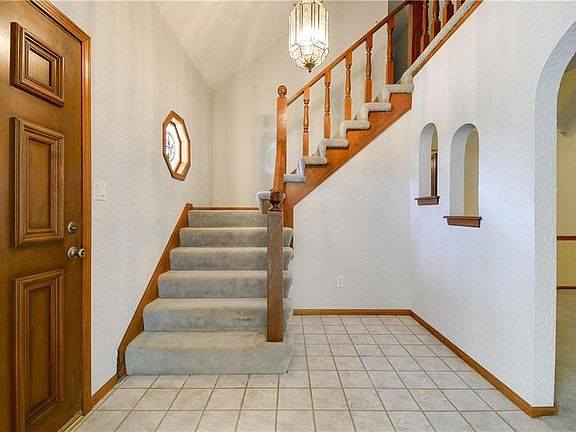 5th image of 901 NW Chestnut Cir