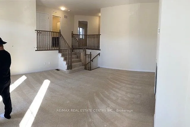 10 Esther Cres — Photo 11