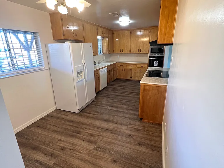 21849 Cottonwood Ave — Photo 10