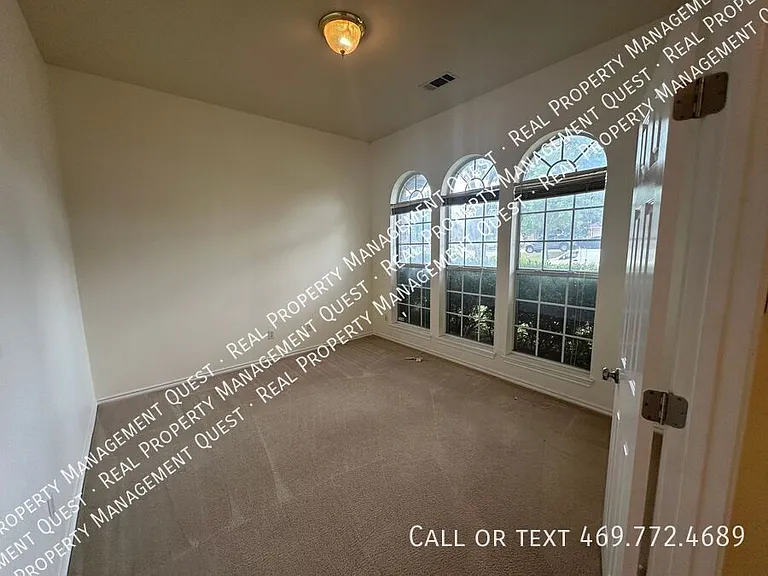5149 Lauren Ln — Photo 6