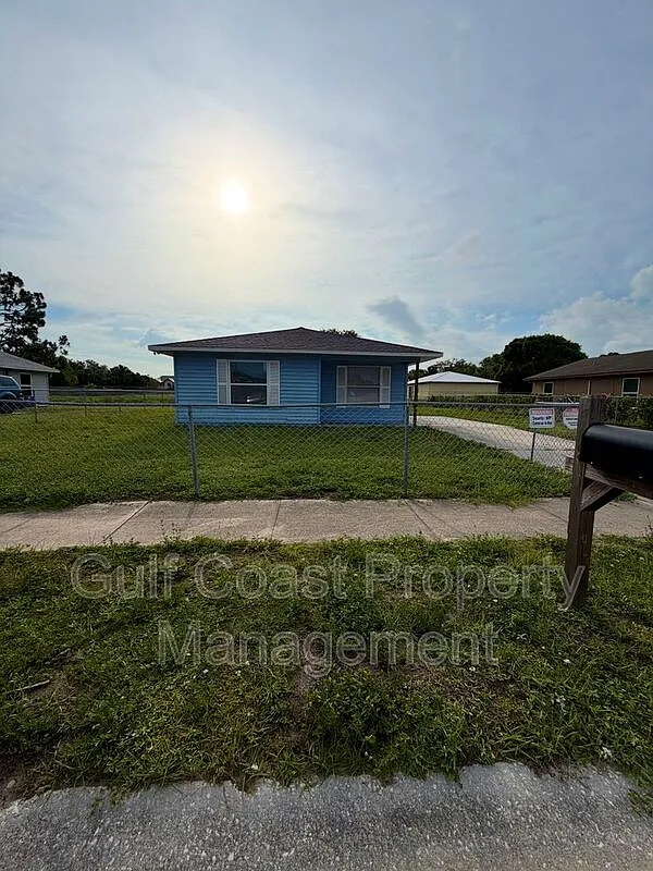 3 bed, 1.0 bath, 1117 sqft, $1,700 — Photo 1