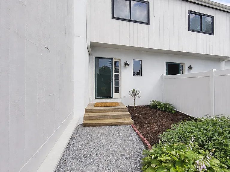 624 Summit House — Photo 1