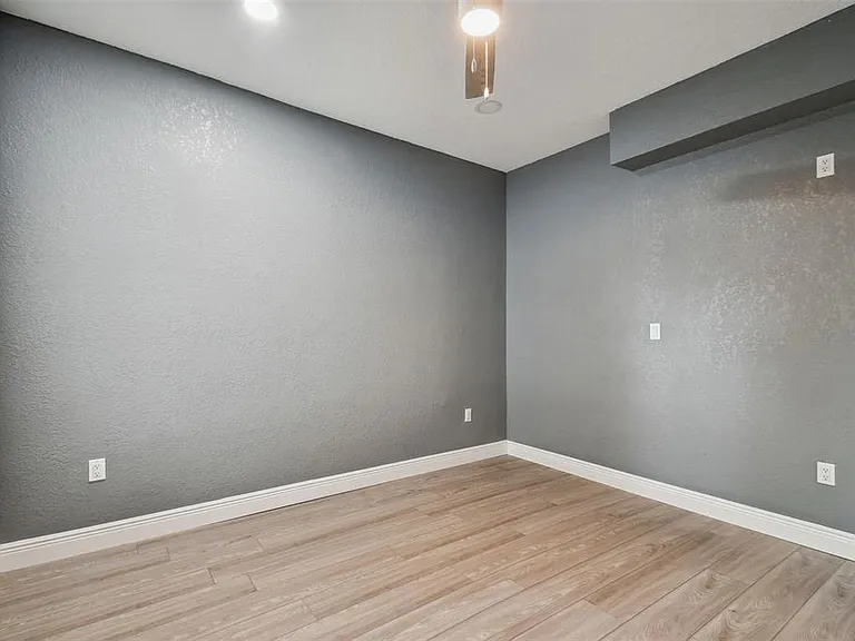 6810 N Navin Ave — Photo 68
