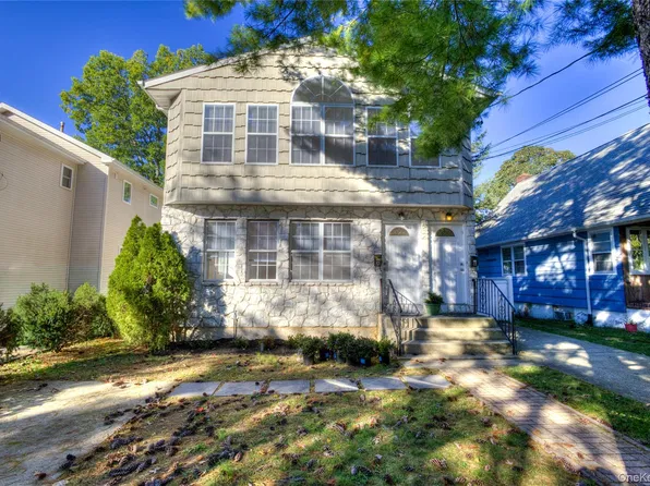 57 Dunwood Rd #A, Port Washington, NY 11050