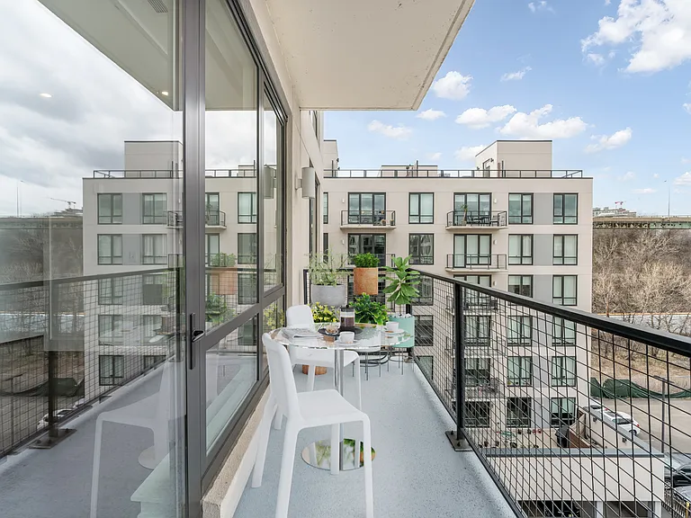 372 9th Luxury Rentals — Photo 38