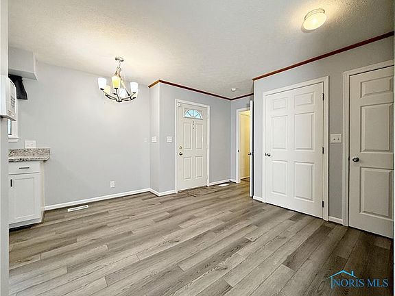 3rd image of 524 S Autumnwood Dr
