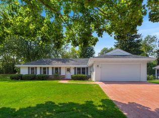 633 Ridgewood Ln, Libertyville, IL 60048