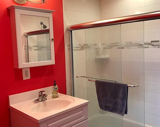 4th image of 2 Leverington Ave #39