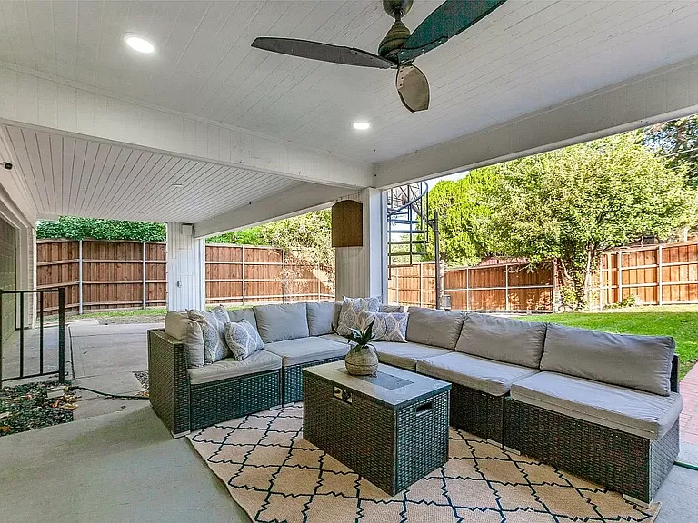 9805 Estate Ln — Photo 4