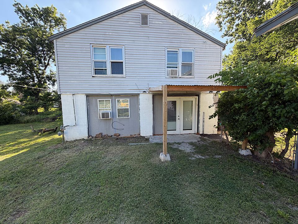 1st image of 704 1/2 S Oak St #A