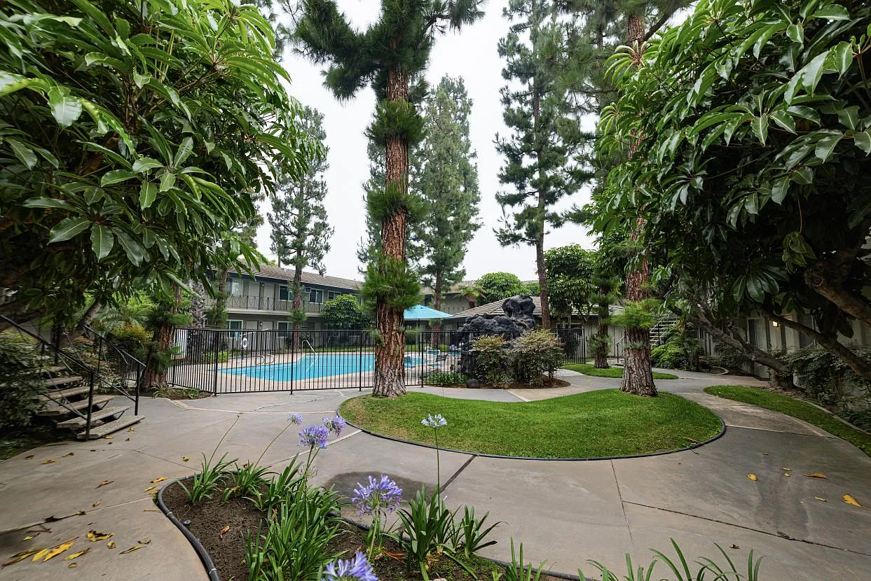 Stratford Apartments — Photo 2