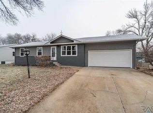 3120 S Carter Pl, Sioux Falls, SD 57105