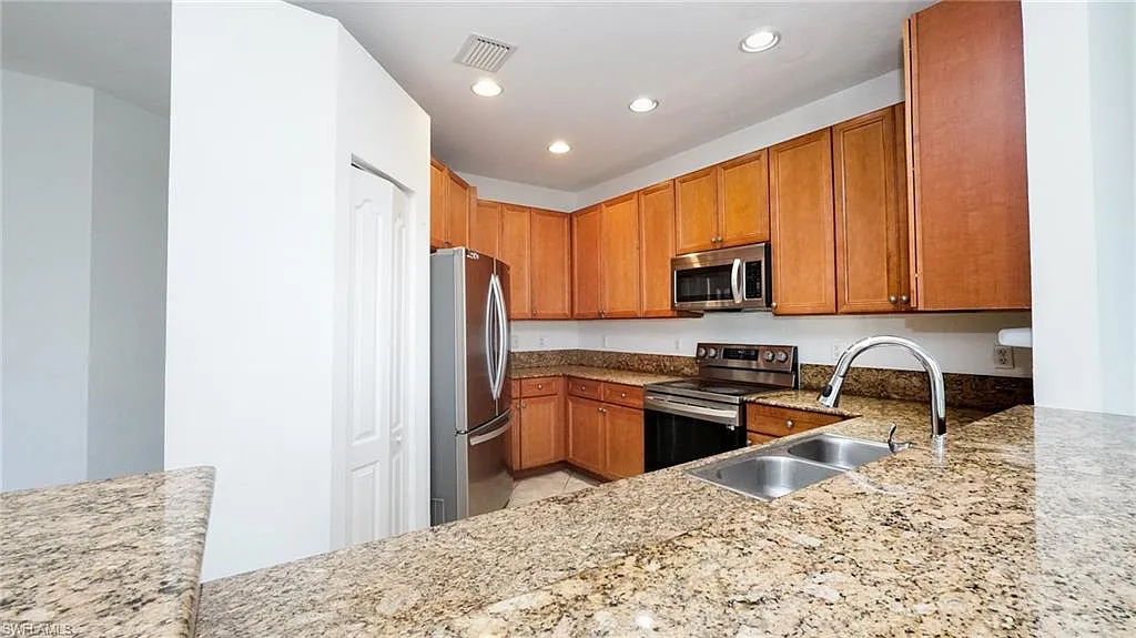 3 bed, 2.5 bath, 1679 sqft, $2,500 — Photo 2