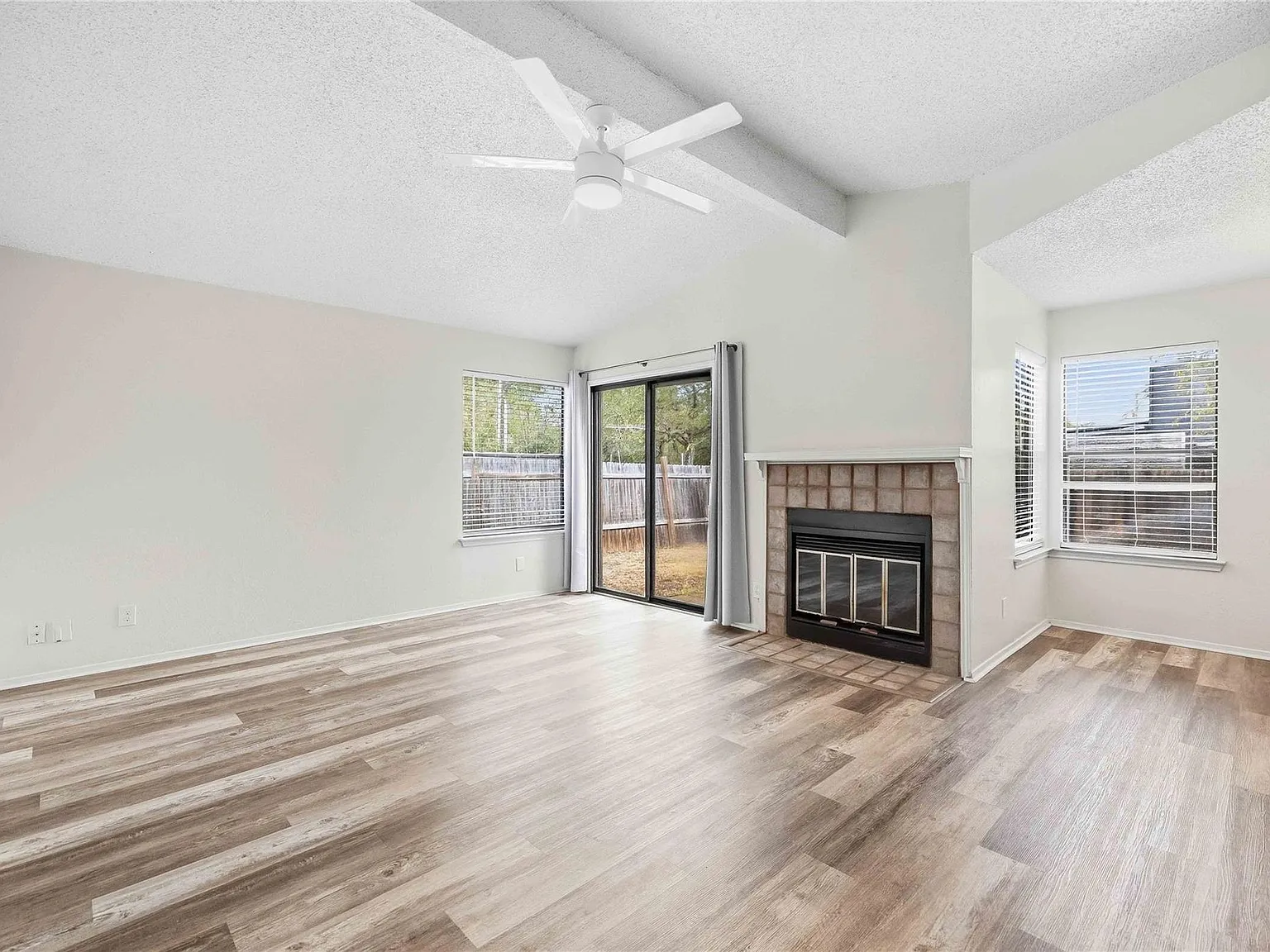 3 bed, 2.0 bath, 1118 sqft, $2,200 — Photo 4