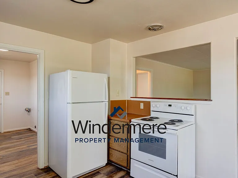 M1548: 865 N Oak Harbor St — Photo 2