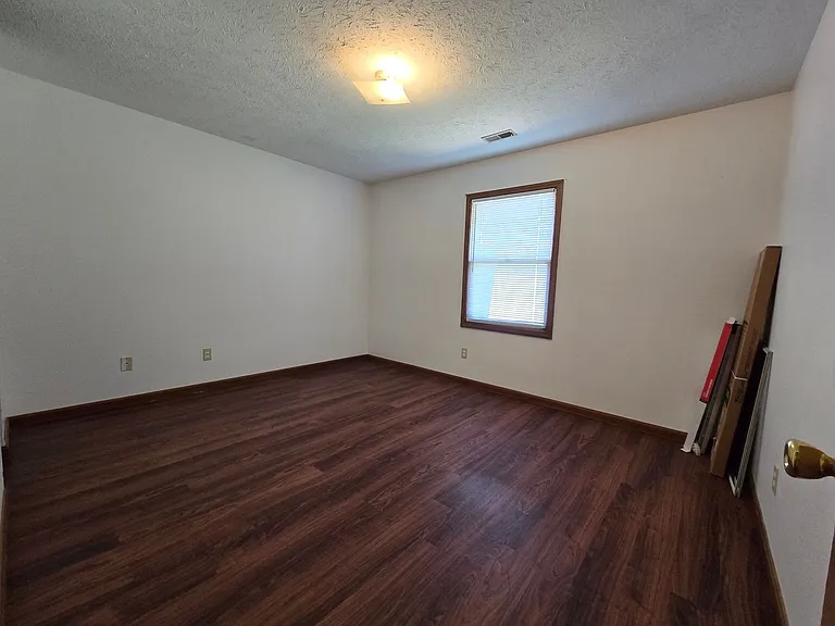 1638 Thompson Dr — Photo 9