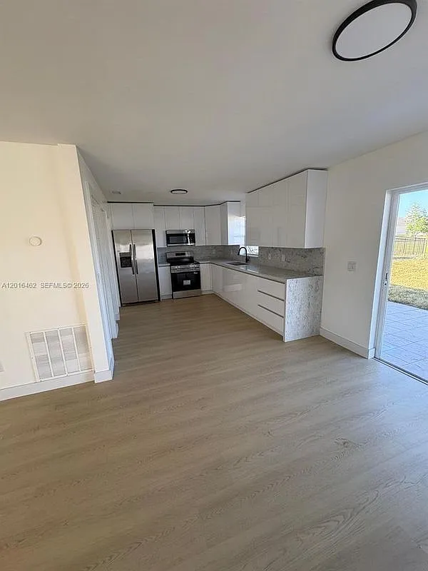 3 bed, 2.0 bath, 1510 sqft, $2,600 — Photo 4