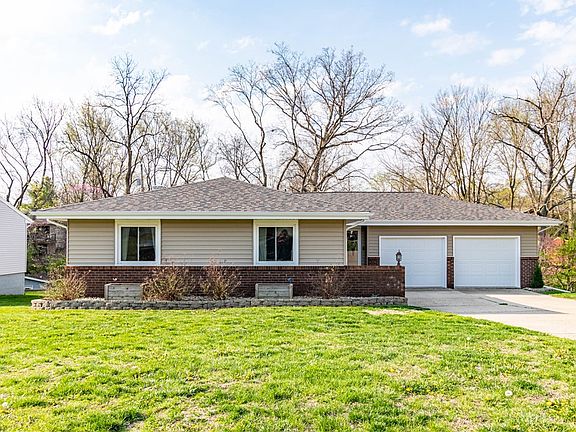 3rd image of 1055 S Wildwood Dr