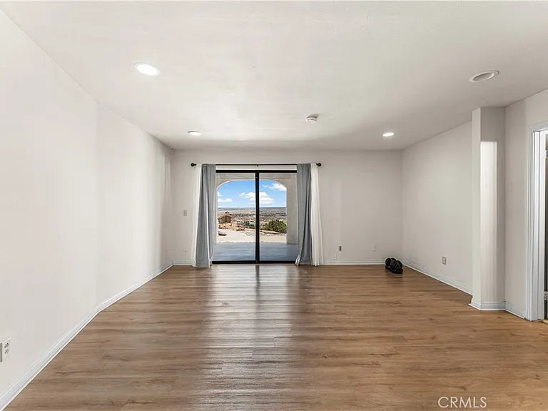 1055 Lakeview Dr — Photo 32
