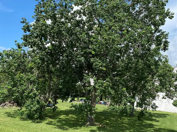 520 12th St, San Leon, TX 77539