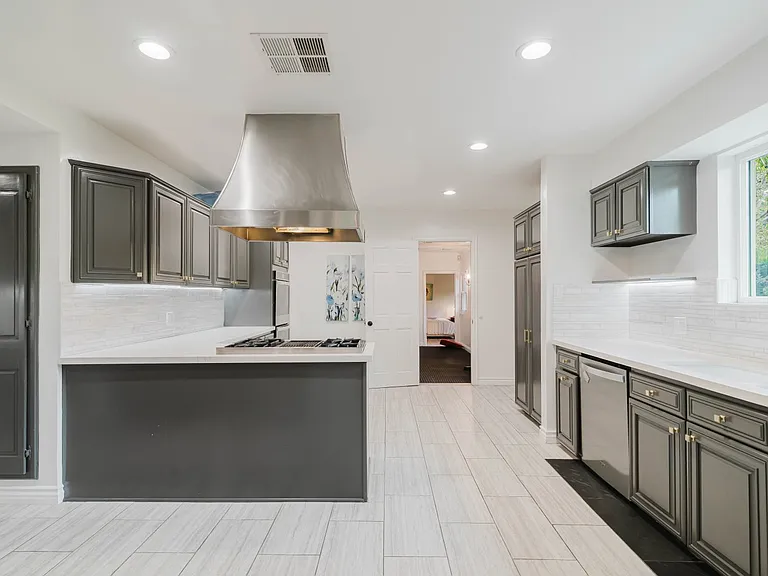 13405 Tiara St — Photo 21
