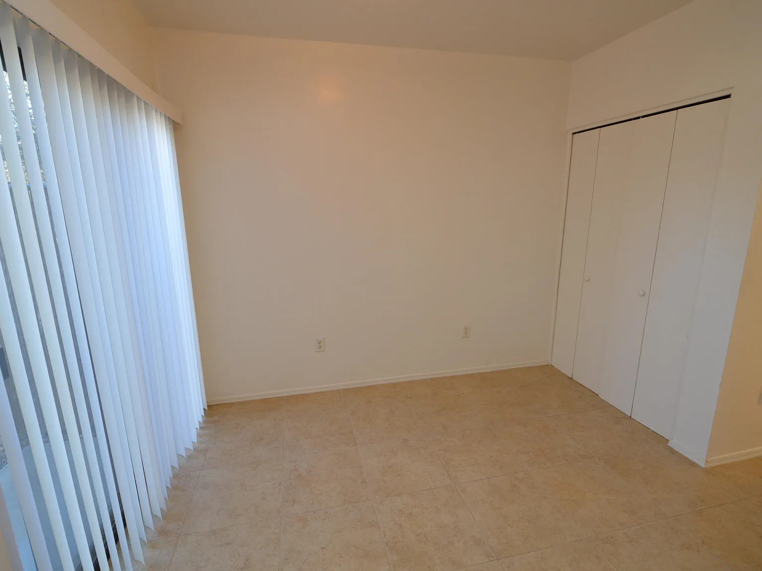 2 bed, 1.5 bath, 825 sqft, $1,050 — Photo 3