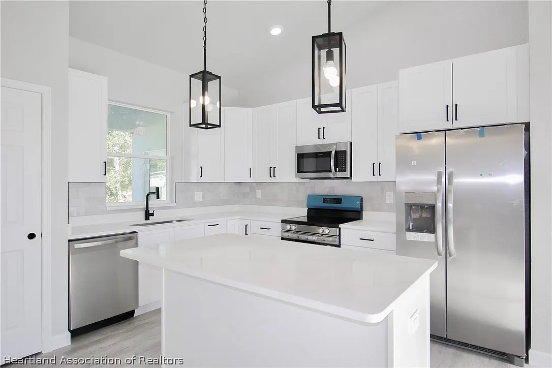 3 bed, 3.0 bath, 1723 sqft, $2,400 — Photo 3