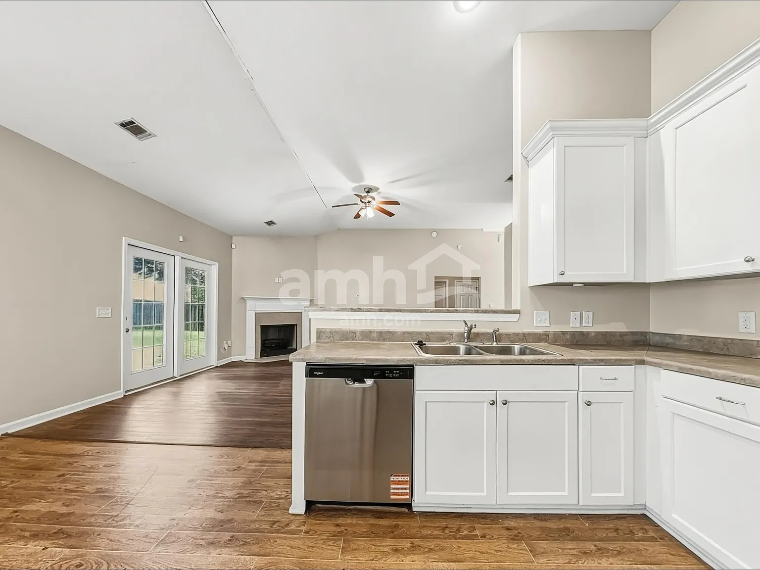 3 bed, 2.0 bath, 1407 sqft, $2,130 — Photo 3