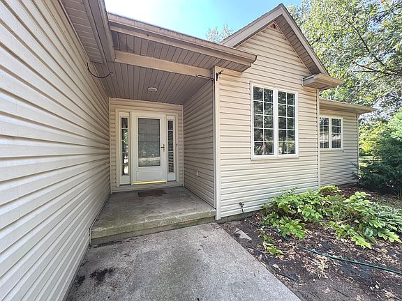 2nd image of 203 Oakwood Ln