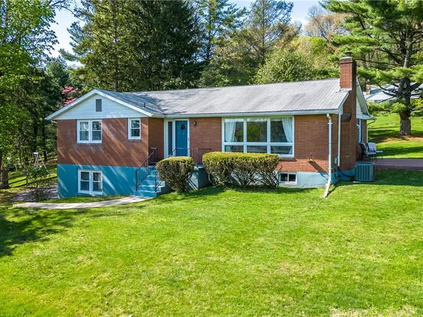 2202 Weida Ln, Hellertown, PA 18055