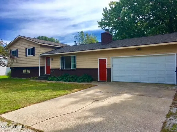 323 Douglas Ct, Fruitport, MI 49415