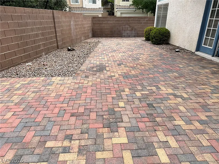 2024 Shining Feather Ln — Photo 11