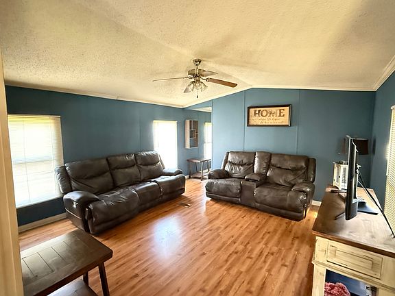 4th image of 692 Resevoir Rd