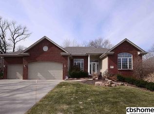 9708 Pinehurst Cir, Omaha, NE 68124