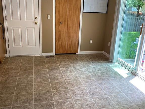 5th image of 1085 Yorkshire Dr