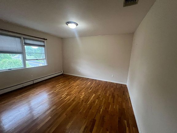 2nd image of 2 Chestnut Park Ct