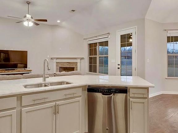 4th image of 6198 Dixon Dr