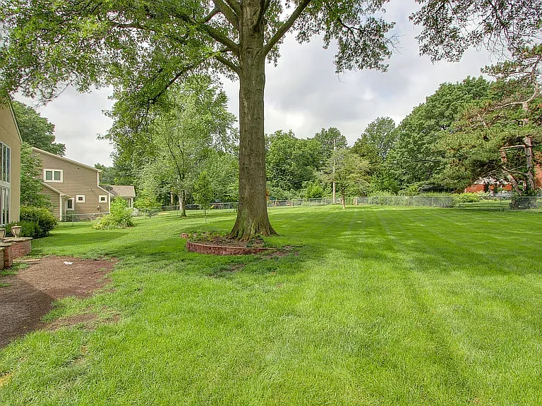 9536 Manor Rd — Photo 17