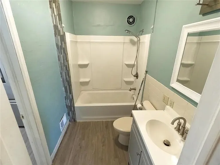 327 11th Ave NW #1 — Photo 7