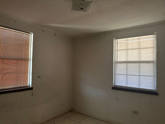 4th image of 913 W Granada Blvd