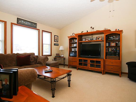 3rd image of 747 Devonshire Dr