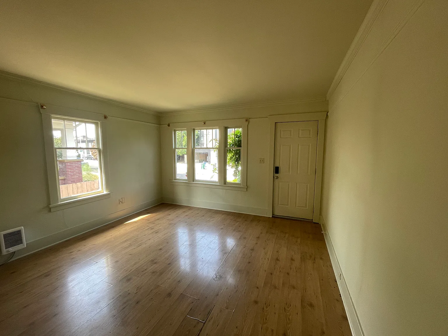 3 bed, 1190 sqft, $2,300 — Photo 2