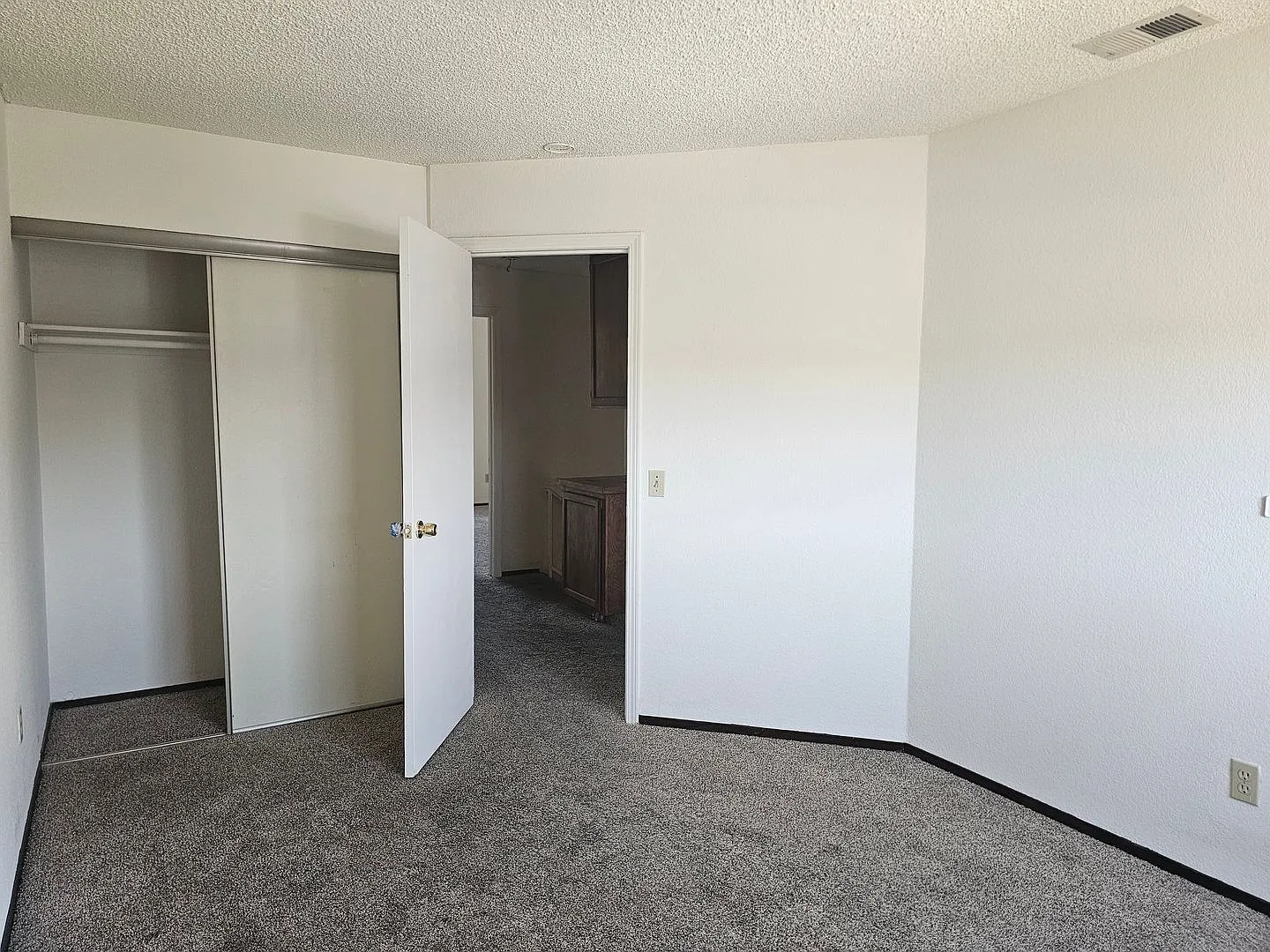 Traditional 3 bedroom 2 bath home in quiet area — Photo 2